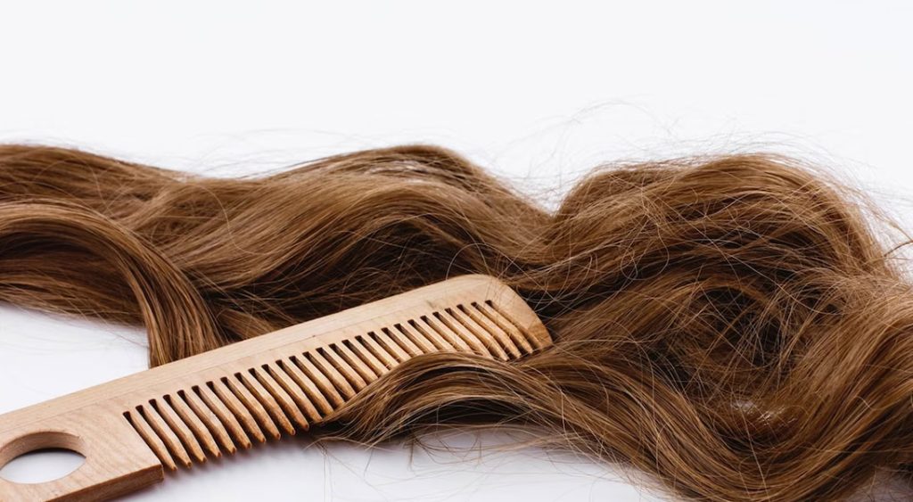 بررسی خطرات استفاده از اکستنشن مو برای موهای طبیعی و پوست سر